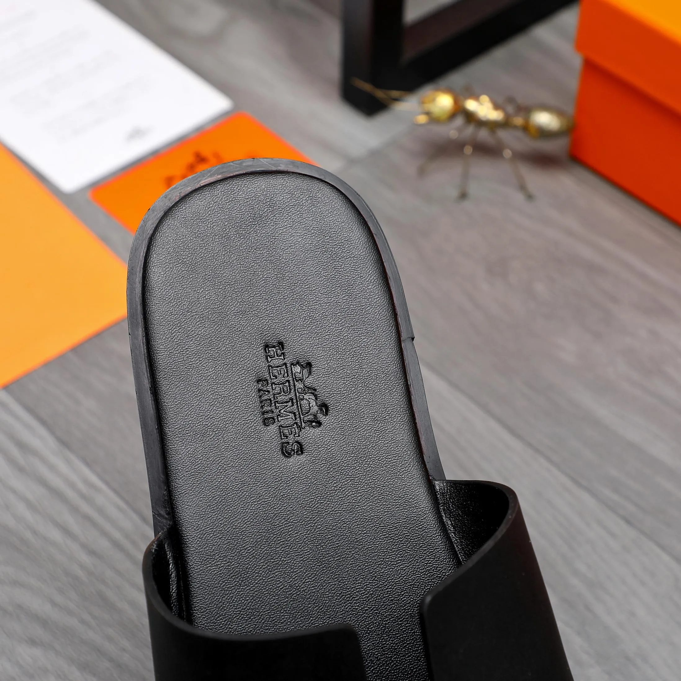 Men's shoes 💰280 Product trademark: Hermes "Hermes" slippers Regular size: 38-46 Product material: High-quality cowhide upper, microfiber lining, original outsole